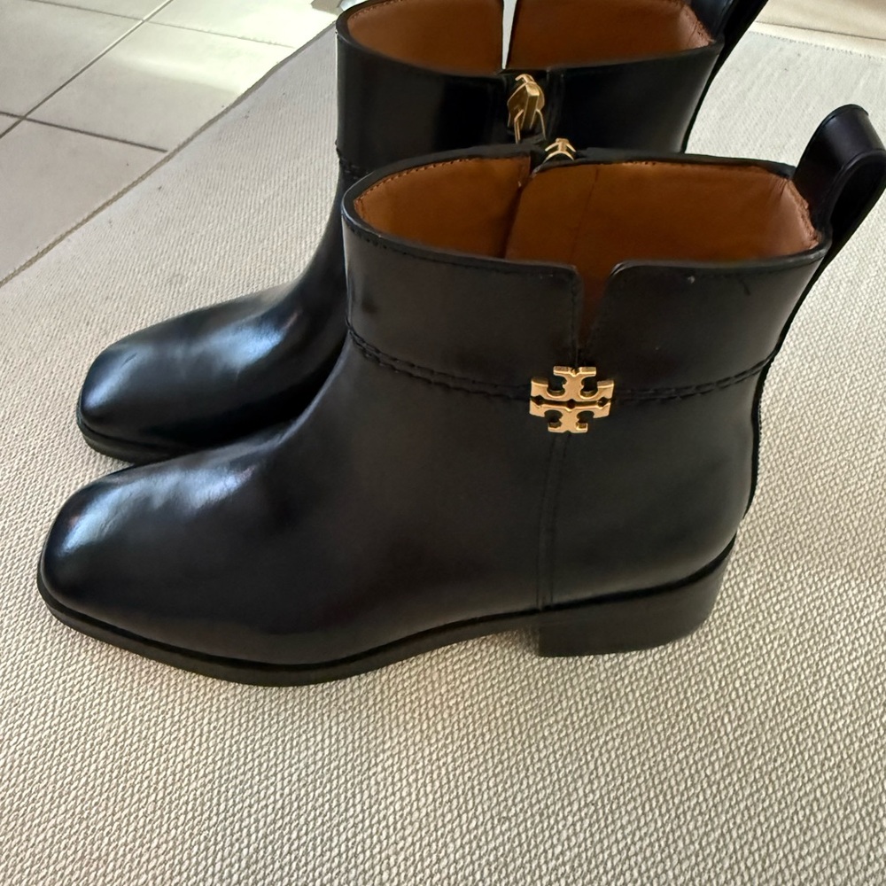 TORY BURCH EVERLY FLAT BOOTS ETRUSCO CALF LEATHER IN PERFECT BLACK SIZE 5 - Picture 2 of 4